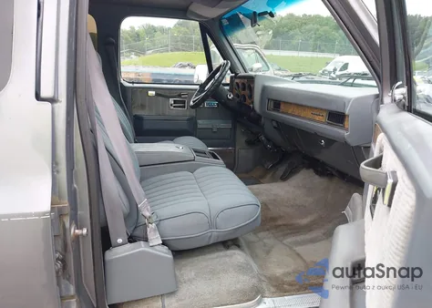 1990 Chevrolet Suburban R1500 z USA, uszkodzony, nr VIN 1GNER16K6LF150973